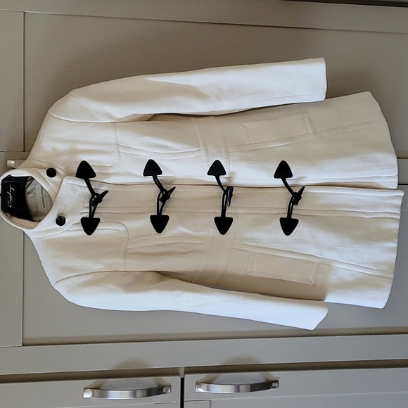 Banana Republic Cream winter toggle coat. SIZE MEDIUM. - Picture 3 of 6